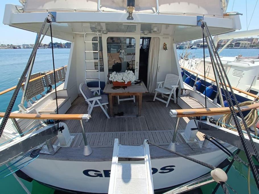 Hotel en barco Noche Insolita En Yate De 16m A 2 Minutos De La Playa *