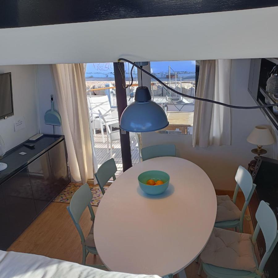 Hotel na wodzie Noche Insolita En Yate De 16m A 2 Minutos De La Playa